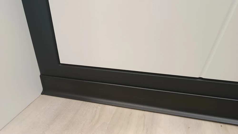 Плинтус алюминиевый Пл 80.2500.15к Черный