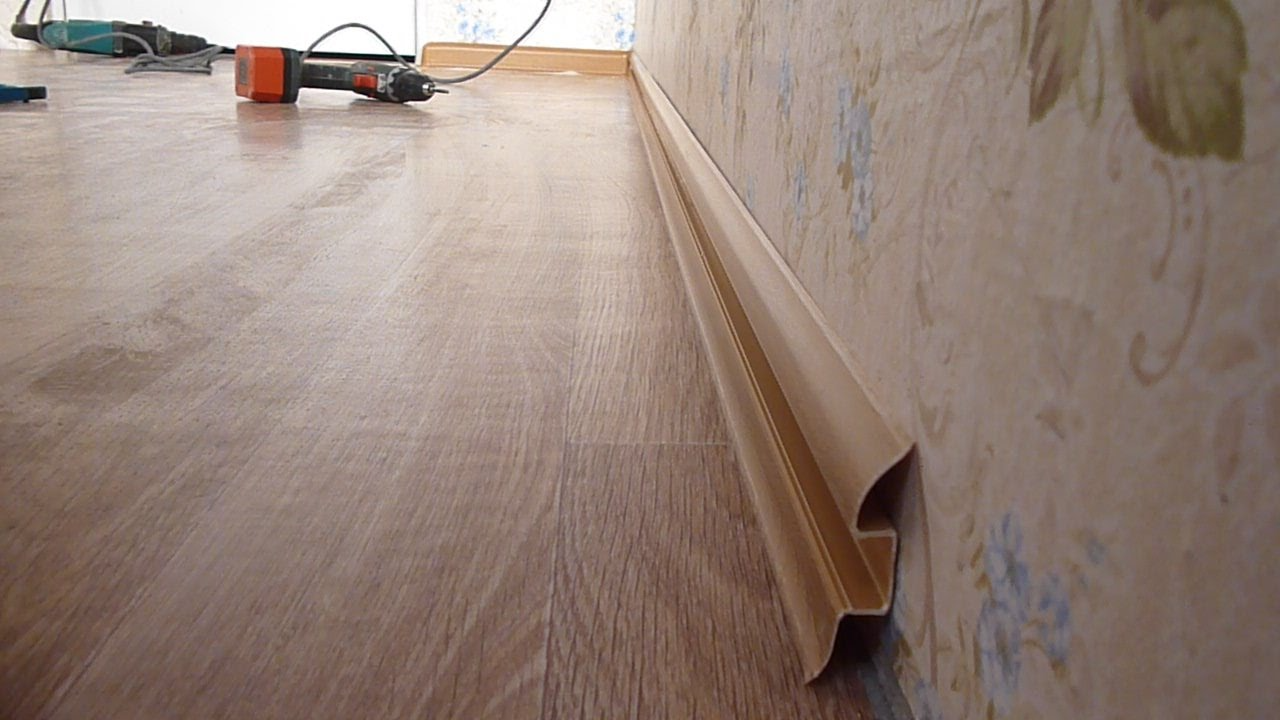 Плинтус ПВХ Волшебная палочка 58мм 2,2м 5815