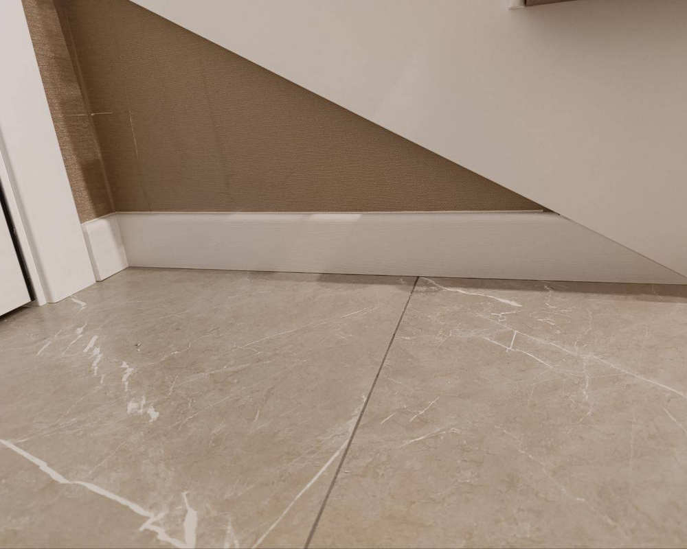 Плинтус МДФ Волшебная палочка 81мм 2,4м. В защитном грунте RAL 9003