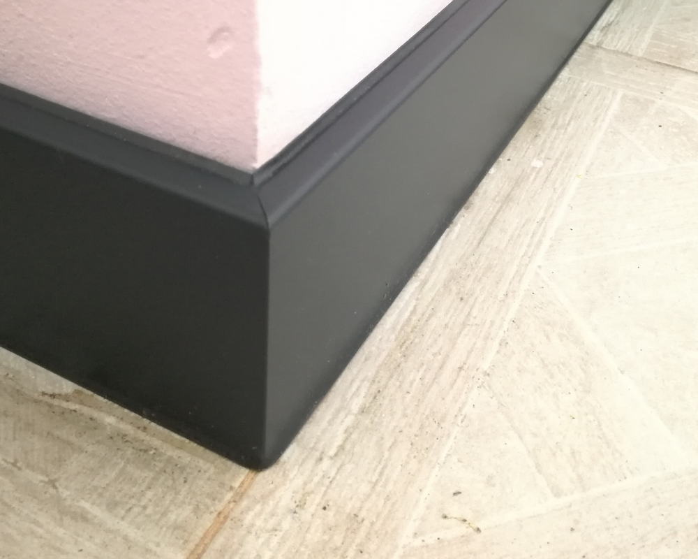 Плинтус ХДФ Dollken Cubu Flex Life 80мм х 2,5 м 1209 Антрацит RAL 7016