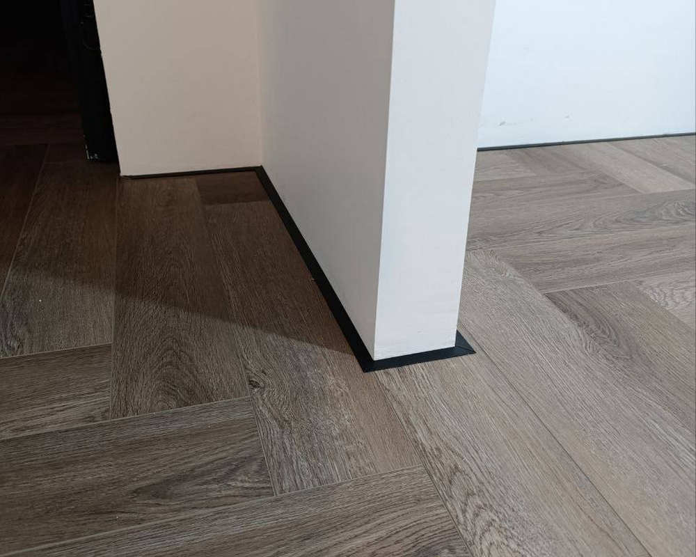 Микроплинтус MSAPL 01.2700.15 Анод черный