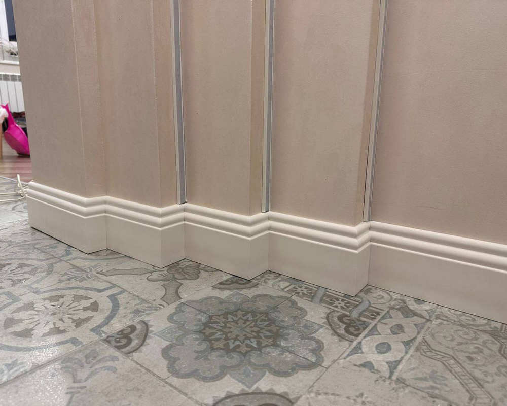 Плинтус из полистирола высокой плотности HI WOOD B80C 80мм х 11мм х 2,0м.