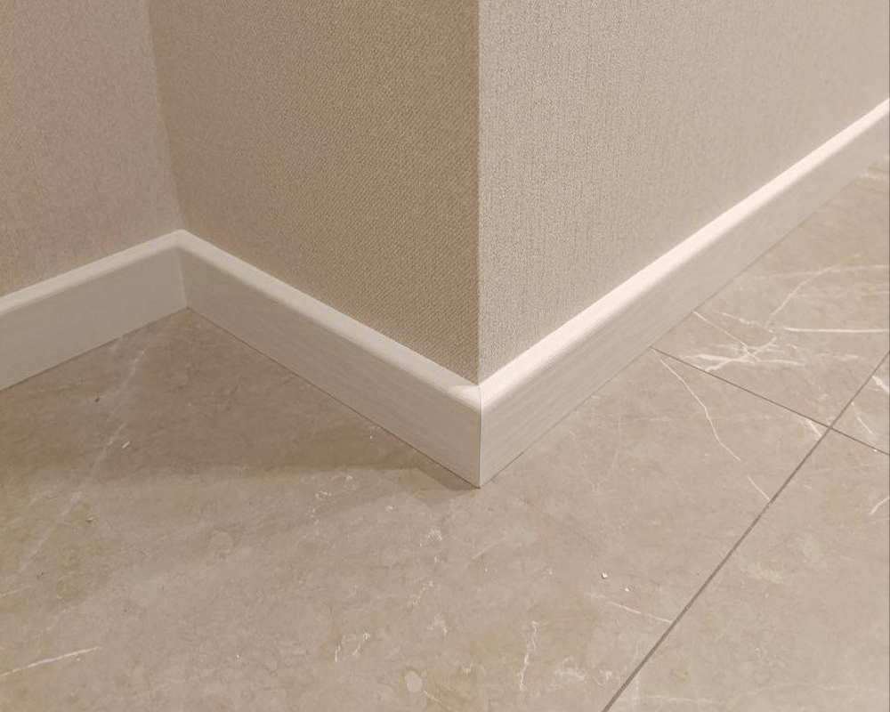 Плинтус кедр Стоунвуд. 80A 80мм 2,35м Белый